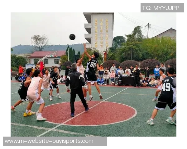 篮球明星站岗守护校园安全传递正能量与青春活力